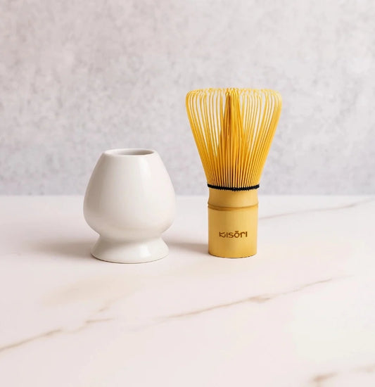 Batidor de bambú para matcha Kisōri con soporte chasen-naoshi blanco de cerámica, accesorios ceremoniales japoneses.