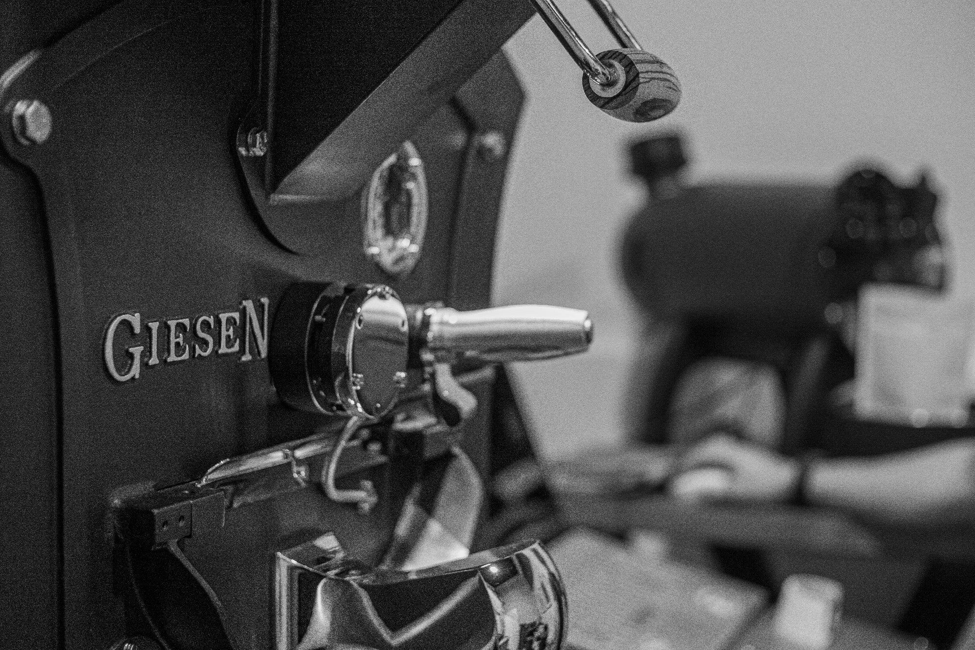 Tostador de Levante Brew & Co. en blanco y negro.