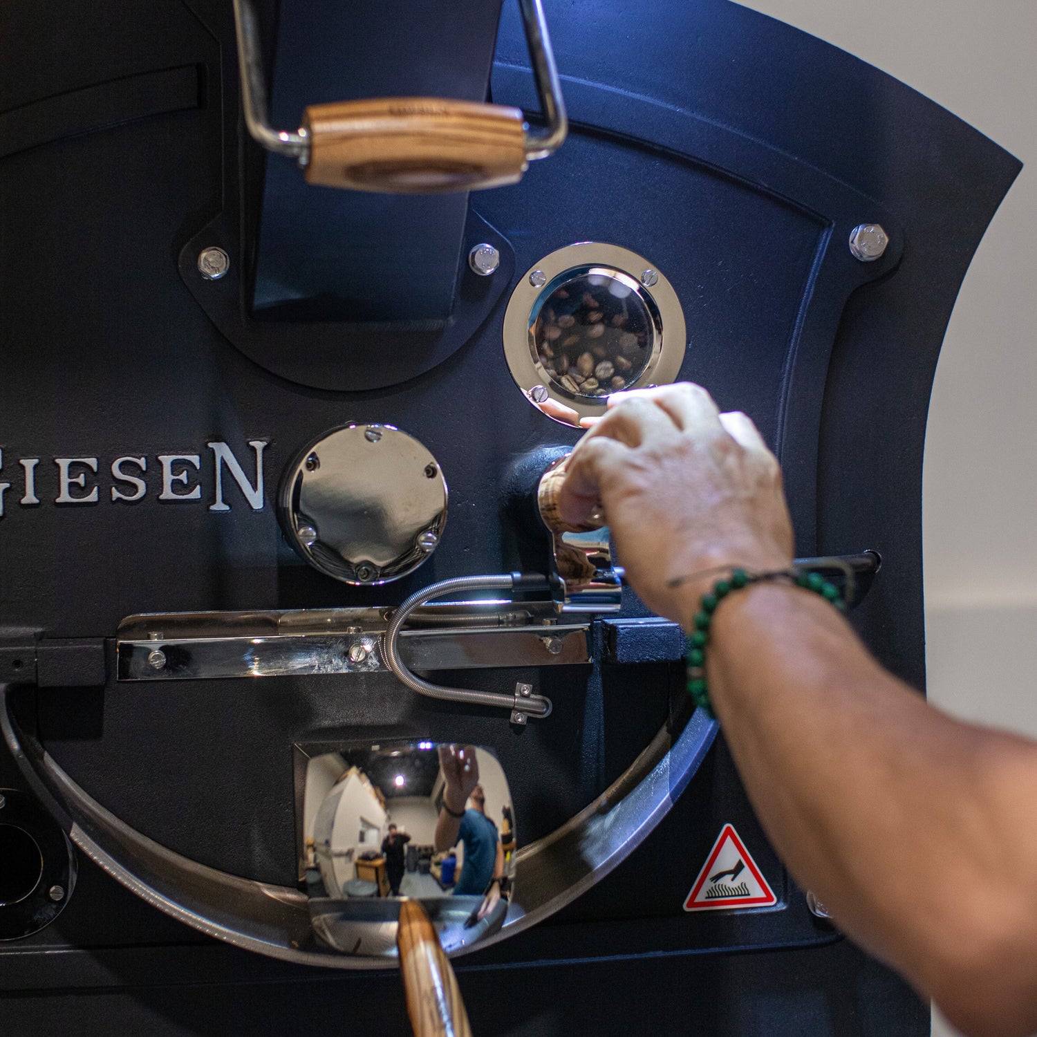 Detalle del tostador Giesen en Levante Brew & Co. durante el proceso de tueste de café