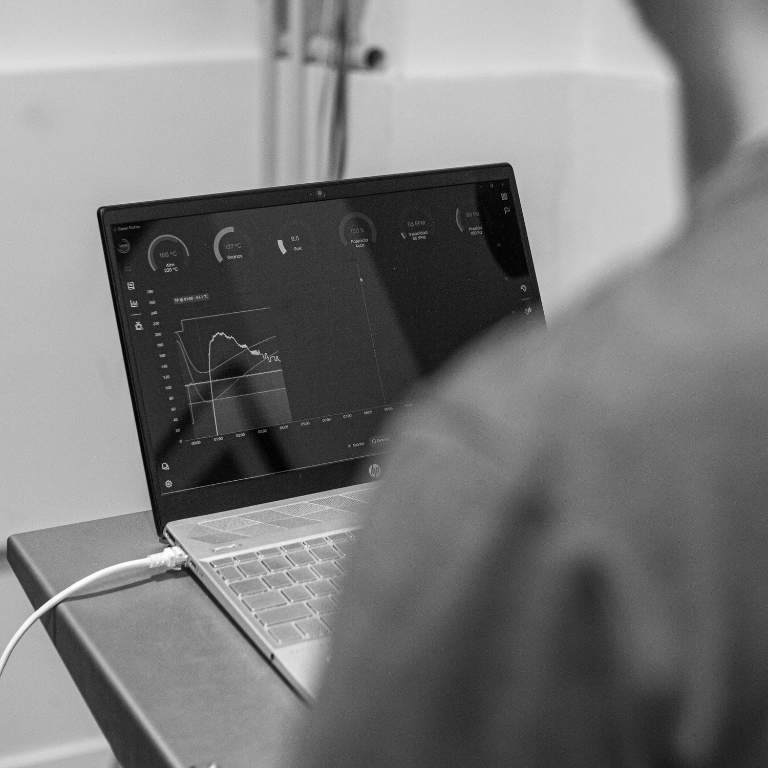 Software de control de tueste mostrando gráficas del perfil térmico del café en Levante Brew.
