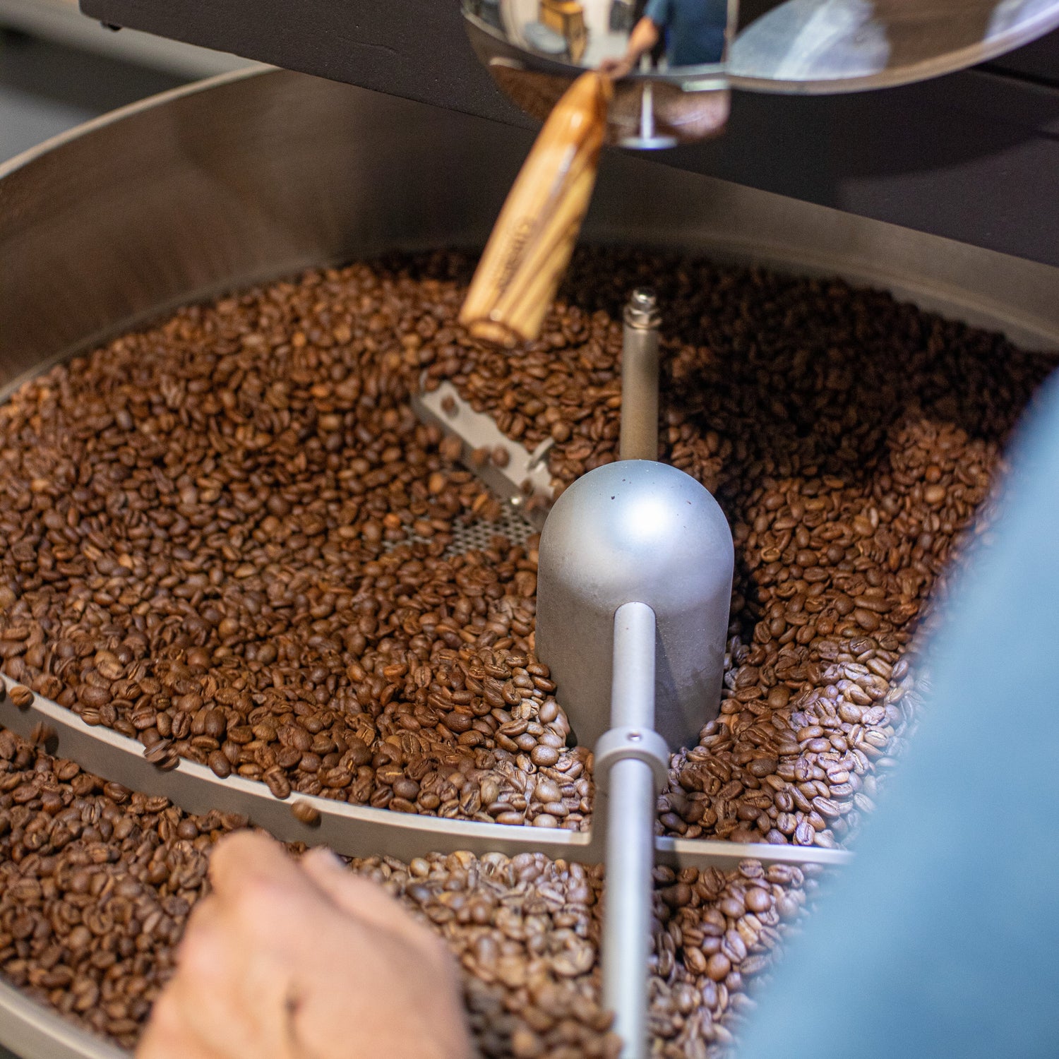 Proceso de tueste artesanal de café en tambor, mostrando la frescura y control del tostador Levante Brew.