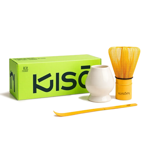 Kit Ritual de matcha Kisōri con chasen de bambú, chawan blanco y chashaku, presentado en caja verde.