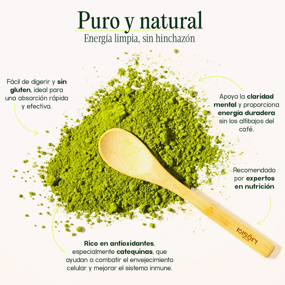 Polvo de matcha Kisori acompañado de una cuchara de madera, resaltando beneficios como antioxidantes, energía natural y fácil digestión.