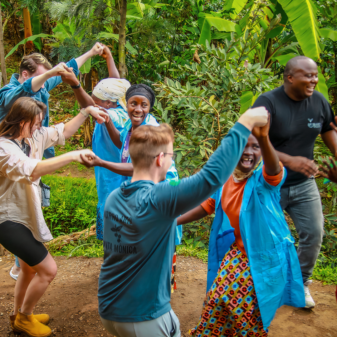 Productores de café y visitantes celebrando juntos la cosecha en la comunidad de Nyaruguru, Ruanda, proyecto Segin AMZ – Levante Brew & Co.