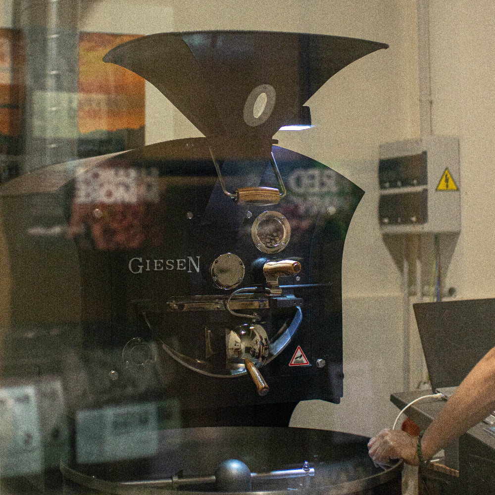Tostador Giesen en Levante Brew & Co. durante el proceso de tueste de café.